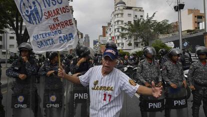 Un empleado estatal reclama mejores salarios durante una protesta realizada en Caracas, el miércoles 28 de noviembre.