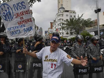 Un empleado estatal reclama mejores salarios durante una protesta realizada en Caracas, el miércoles 28 de noviembre.