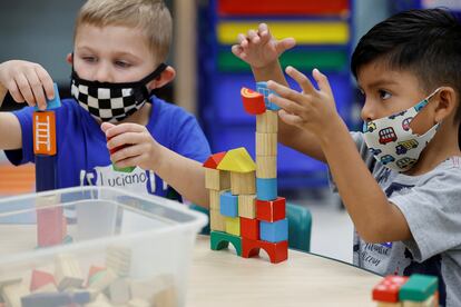 Dos niños portan mascarilla durante una visita de Joe Biden a su colegio, en el Estado de Nueva Jersey