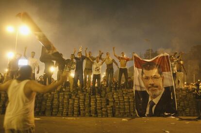 Un grupo de partidarios del depuesto presidente Mohamed Morsi se hace fuerte sobre una barricada en una calle de El Cairo.