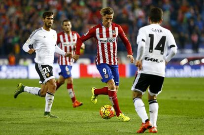 Torres encara a Gayà en el partido ante el Valencia.