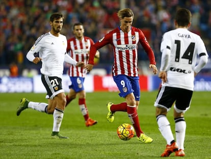 Torres encara a Gay&agrave; en el partido ante el Valencia.