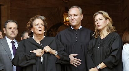 Rita Barber&aacute;, Alberto Fabra y Paula S&aacute;nchez de Le&oacute;n, este jueves en el Tribunal de las Aguas de Valencia.
