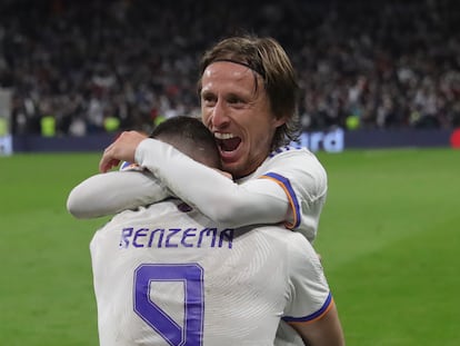 Luka Modric abraza a Benzema para celebrar el pase a cuartos de final de la Liga de Campeones tras derrotar al PSG.