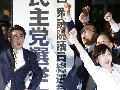 Shinzo Abe (centro) en un acto del Partido Liberal Dem&oacute;crata el viernes para presentar la campa&ntilde;a para los comicios de diciembre