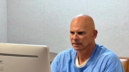 Lyle Menendez escucha la junta de libertad condicional desde la prisión de San Diego.