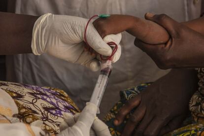 Una niña con malnutrición severa acaba de llegar al centro de rehabilitación de malnutrición severa (CRENI) del Hospital Regional Poudrière de Niamey. La doctora encargada le practica un análisis de sangre para comprobar su estado de salud.