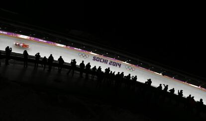 El equipo de dobles, Patryk Poreba y Karol Mikrut de Polonia, durante su última vuelta de dobles de luge masculinos en los Juegos Olímpicos de Invierno de 2014 en Krasnaya Polyana, Rusia.