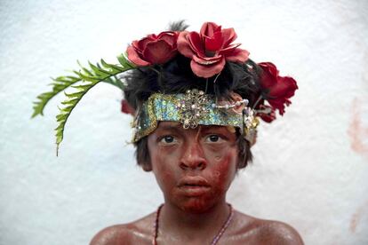 Un niño disfrazado de diablito rojo posa en la iglesia de "Las Sierritas", en Managua (Nicaragua), durante las fiestas populares más concurridas de Nicaragua, en honor de Santo Domingo de Guzmán. Las celebraciones comenzaron con una multitudinaria procesión de la imagen del venerado en medio de rezos y bailes de pagadores de promesas.