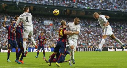 Pepe remata a gol en un c&oacute;rner ante el Barcelona.