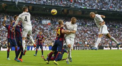 Pepe remata a gol en un córner ante el Barcelona.