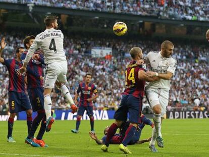 Pepe remata a gol en un c&oacute;rner ante el Barcelona.