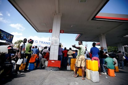 Os sucessivos protestos, que aumentaram a insegurança nesta nação caribenha e causaram um clima de caos e incerteza, ocorrem em meio a uma grave crise econômica, que foi agravada este ano por uma acentuada desvalorização do gourde, a moeda oficial, e a crise da eletricidade derivou da escassez de gasolina. Uma fila de pessoas esperando para reabastecer em um posto de gasolina em Porto Príncipe, em 13 de fevereiro de 2019.