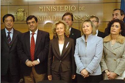 La ministra Elena Salgado (en el centro) junto a los miembros del pleno de la Conferencia Sectorial de Drogas.