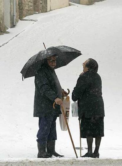 Dos vecinos de Culla (L&#39;Alt Maestrat) conversan, ayer, bajo la nieve.