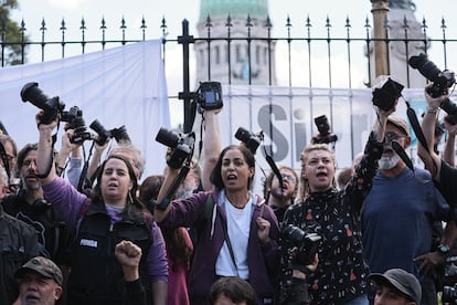 Fotoperiodistas argentinos participan de una protesta frente al Congreso en solidaridad con Pablo Grillo, el 14 de marzo pasado.
