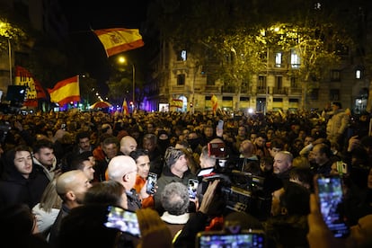 Miles de personas se manifiestan por quinta noche consecutiva contra la amnistía, en Madrid.