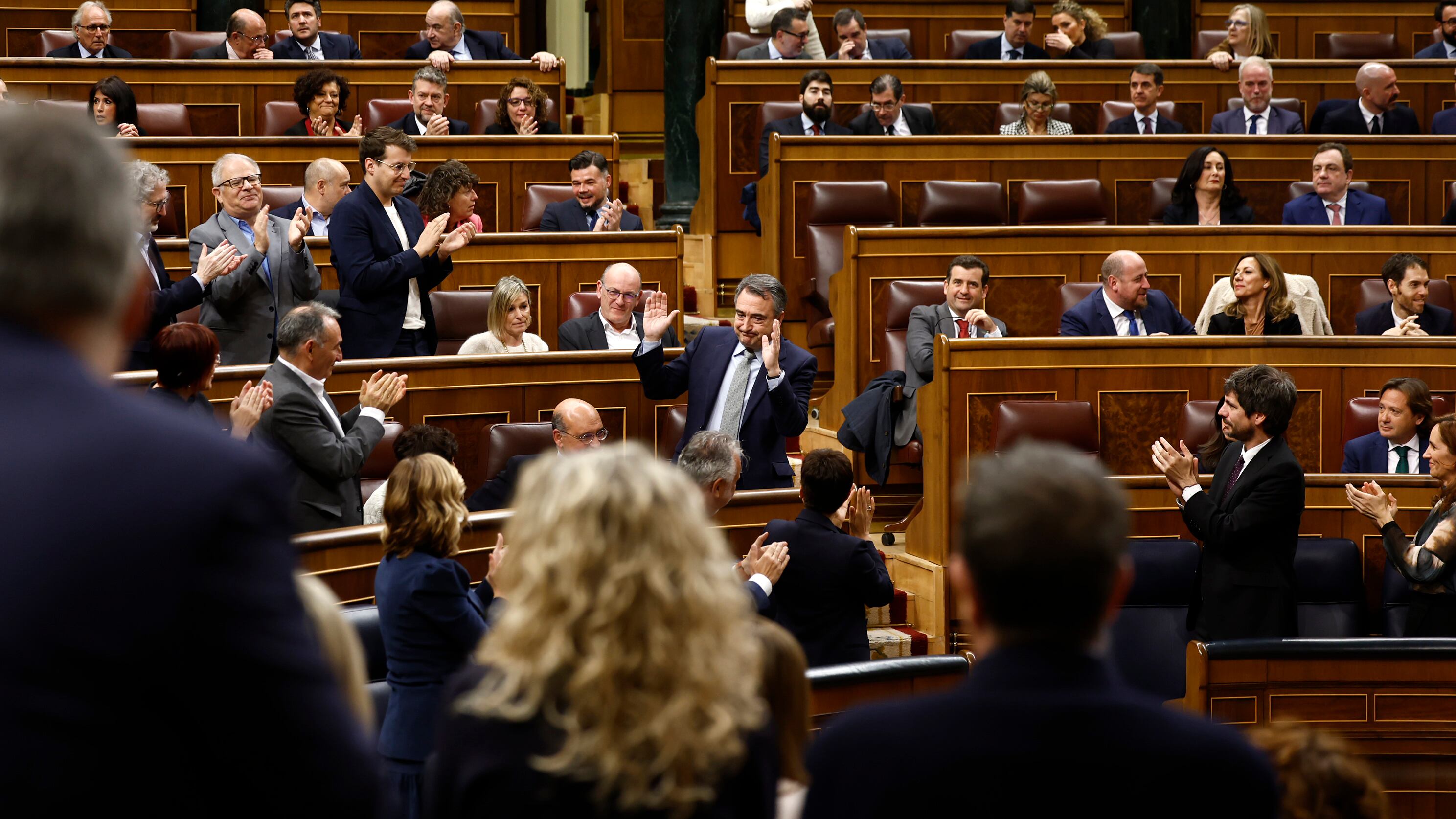 Sánchez y Feijóo se reprochan la falta de nivel de sus alianzas para encarar “el futuro del mundo”