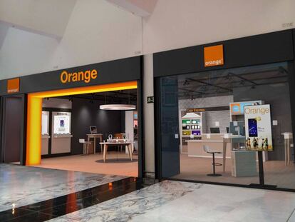 Tienda de Orange de Castellón que participa en la campaña de los 'pokémons'.