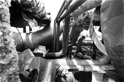 Efectos de la explosión en el rack (haz de tuberías para transportar gases y líquidos) debido al atentado de ETA en la refinería de Enpetrol (Empresa Nacional del Petróleo) en Tarragona el 12 de junio de 1987. La gran explosión causó un violento incendio con llamas de hasta 150 metros de altura.