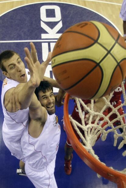 Fran Vázquez y San Emeterio luchan por un rebote.