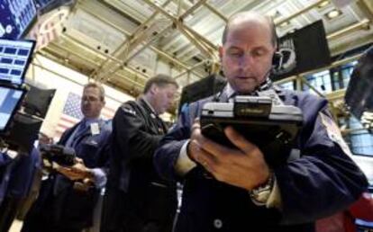 El Dow Jones subía a esta hora 104 puntos hasta 15.722,22 unidades, el selectivo S&P 500 avanzaba el 0,56 % (9,84 puntos) hasta 1.772,81 y el tecnológico Nasdaq el 0,35 % (13,89 unidades) hasta 3.953.75. EFE/Archivo