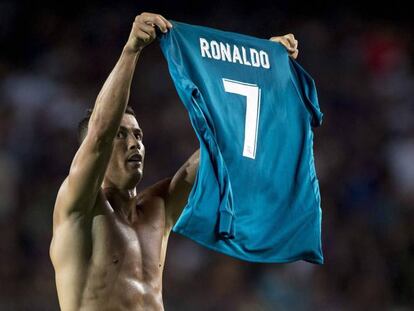 Cristiano Ronaldo muestra la camiseta despu&eacute;s de marcar en el Camp Nou.
