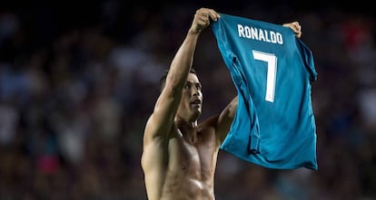 Cristiano Ronaldo muestra la camiseta despu&eacute;s de marcar en el Camp Nou.