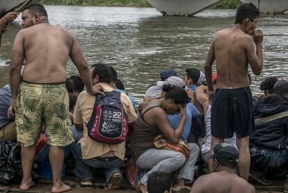 Durante el cruce por el río las mujeres y los niños tenían una prioridad. 
