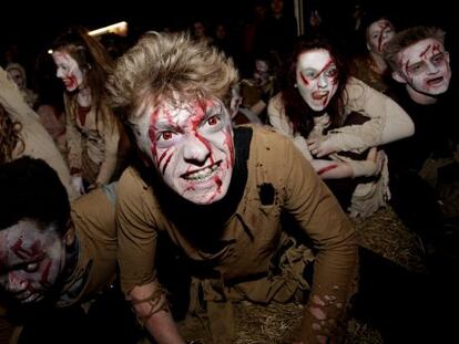 Un grupo de zombies en una de las atracciones de Tulleys Scream Park, el mejor parque temático de terror británico, a las afueras de Londres.