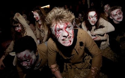 Un grupo de zombies en una de las atracciones de Tulleys Scream Park, el mejor parque temático de terror británico, a las afueras de Londres.