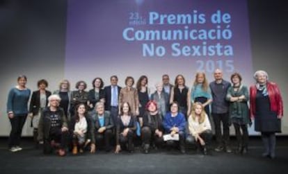 Los galardonados y jurado de los premios de Comunicació no sexista.