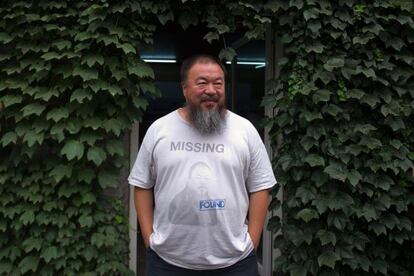 El artista chino Ai Weiwei posa este viernes fuera de su casa en Pek&iacute;n.