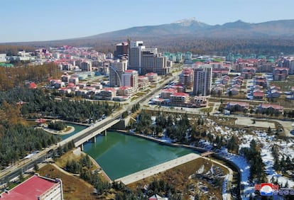 Vista general de Samjiyong, la nueva ciudad inaugurada esta semana por Kim Jong-un en el noreste de Corea del Norte, cerca de la frontera con China.