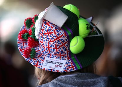 Detalle del sombrero de una espectadora durante el primer día del torneo Wimbledon, en el club de tenis All England Lawn Tennis and Croquet Club, en Londres (Reino Unido), este lunes.