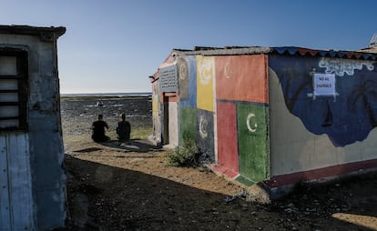 Las casetas de La Casería están levantadas tan cerca de la costa que, en las mareas altas, el agua llega hasta ellas