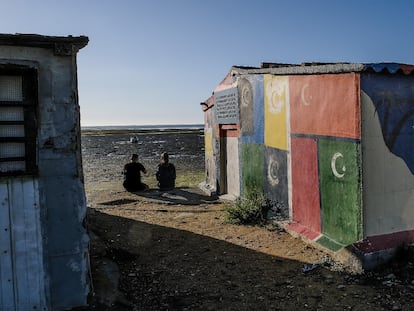 Las casetas de La Casería están levantadas tan cerca de la costa que, en las mareas altas, el agua llega hasta ellas