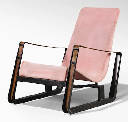 En 2019 la casa de subastas Sotheby’s vendió un sillón Cité de como este por 150.000 euros. Jean Prouvé diseñó este modelo en los años 30 para un campus universitario en Francia.