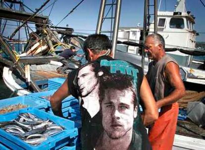 Pescadores descargando pescado en el puerto de Dénia, en una imagen de archivo.