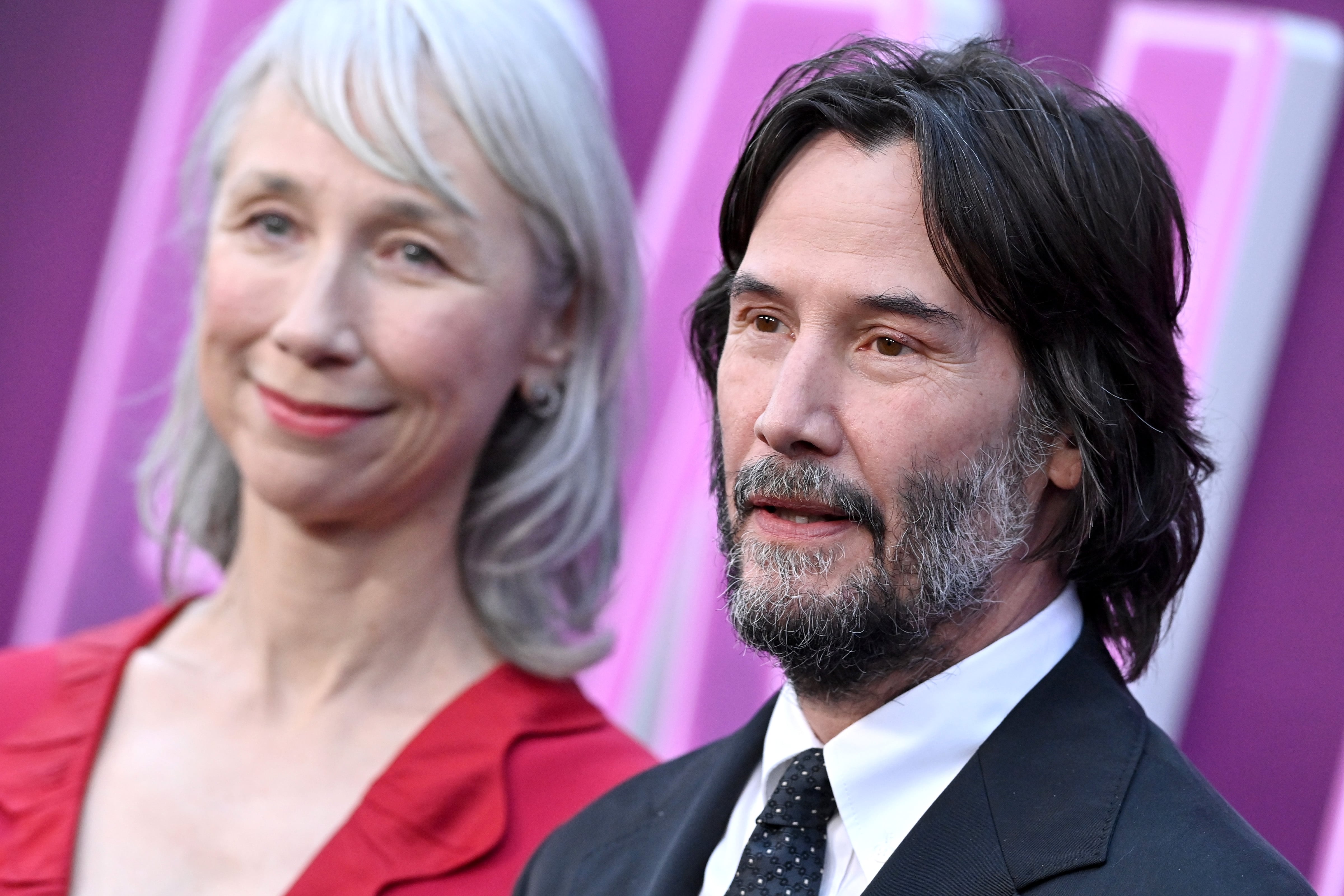 Keanu Reeves y Alexandra Grant Desmienten Rumores de Boda con un Beso 