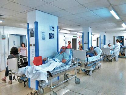 Pasillos de urgencias colapsados, el año pasado, en el hospital de Bellvitge de Barcelona.