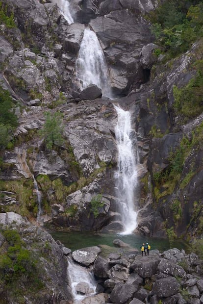 Caída del agua en A Corga del río Fecha, afluente del Caldo (Lobios, Ourense).