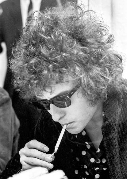 Bob Dylan no recogerá el Nobel de Literatura el próximo 10 de diciembre en Estocolmo (dice que tiene "otros compromisos") pero sí aceptará el dinero y el premio. Repasamos otros artistas que, o bien hicieron como él quedándose a medias, o sí rechazaron sonadísimos premios.