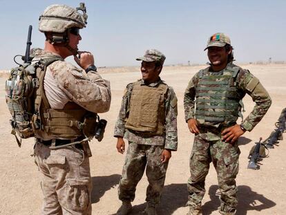 Un &lsquo;marine&rsquo; charla con soldados afganos en un campo de entrenamiento en Afaganist&aacute;n. &nbsp;
 