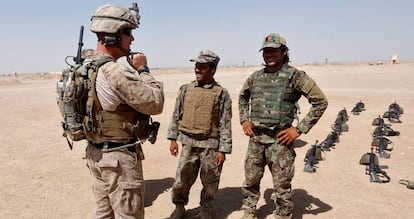 Un &lsquo;marine&rsquo; charla con soldados afganos en un campo de entrenamiento en Afaganist&aacute;n. &nbsp;
 