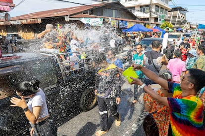 Procedente del sánscrito 'samkranti' (movimiento astrológico, en su traducción al español), el Songkran, patrimonio cultural inmaterial de la humanidad por la Unesco desde 2023, marca el paso del sol por la constelación de Aries, el primer signo del zodiaco. En la foto, un hombre lanza agua a un coche en la provincia tailandesa de Prachinburi.