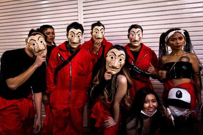 Un grupo de amigos disfrazados de la serie de Netflix 'La casa de papel' durante una fiesta de Halloween en Tokio (Japón), el 30 de octubre.