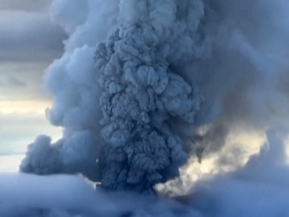 El volcán Krasheninnikov entra en erupción por primera vez en 600 años, tras el terremoto en Rusia