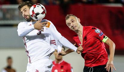 Gerard Piqué disputa un balón en el Albania-España.
