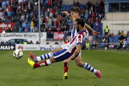 Jesús Gámez disputa un balón a Canales.